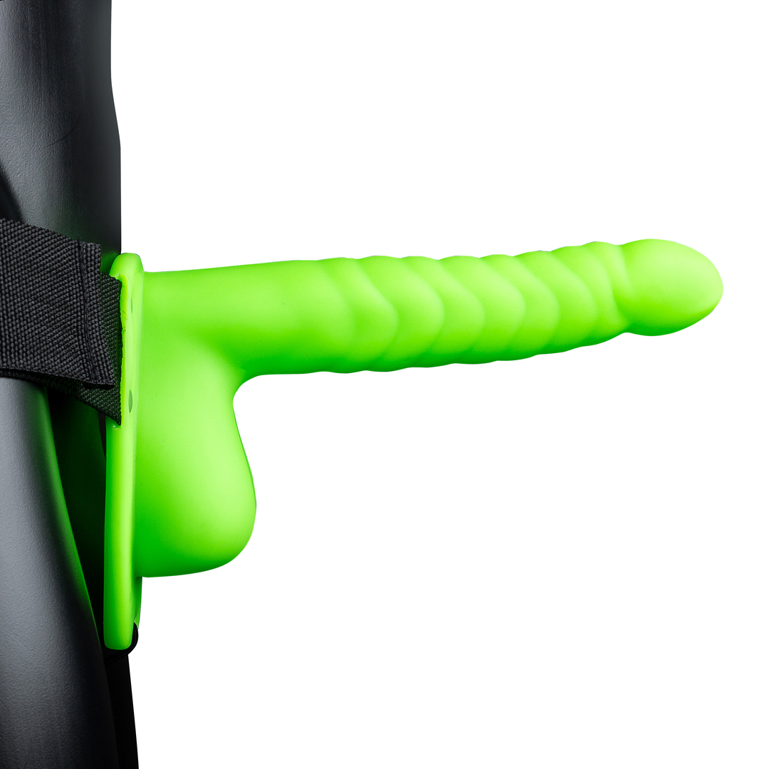Leuchtende Ribbed Hollow Strap-On mit Bällen - 8 / 21 cm - Neon Grün
