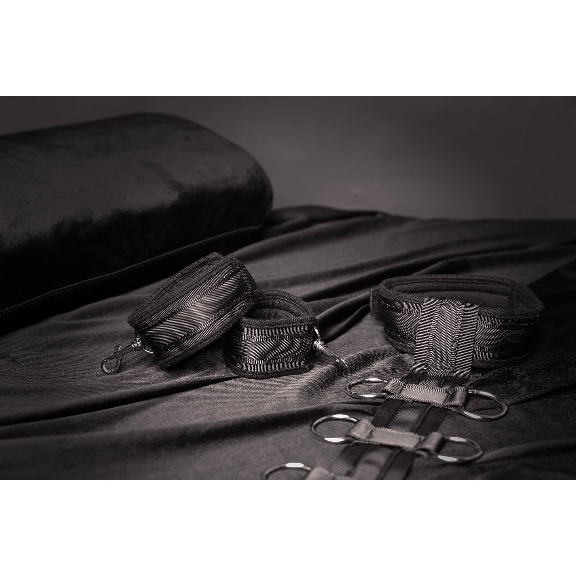 Fesselgeschirr mit Halsband und Handfesseln - Schwarz
